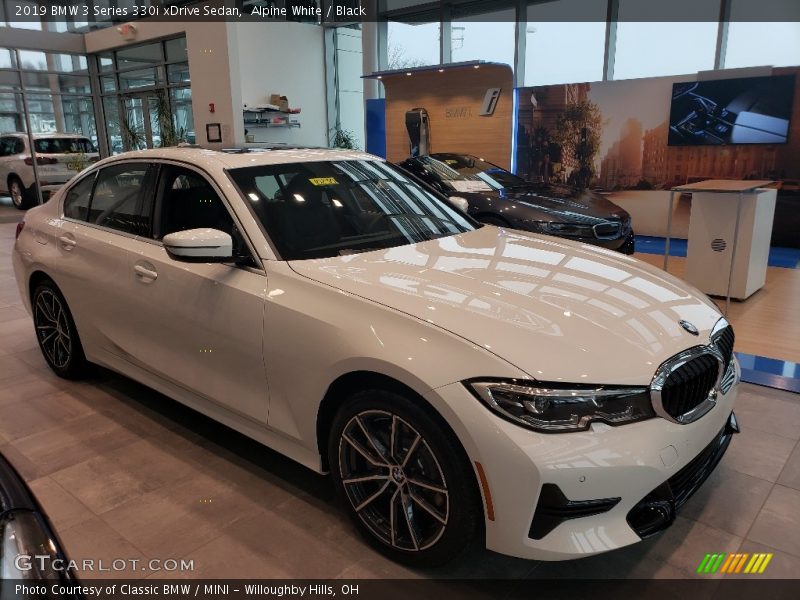 Front 3/4 View of 2019 3 Series 330i xDrive Sedan