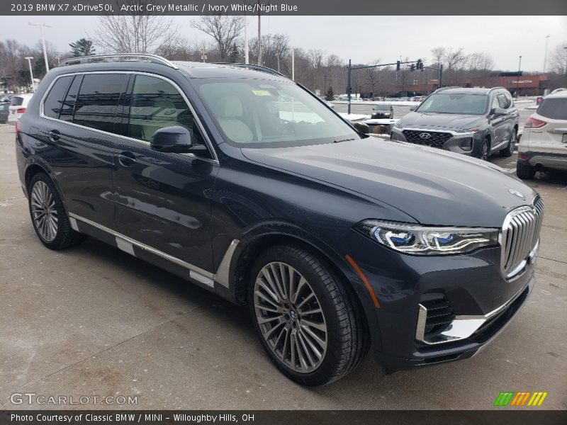 Front 3/4 View of 2019 X7 xDrive50i