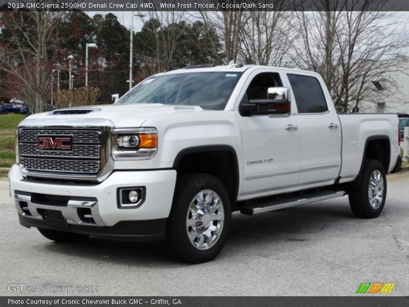 Front 3/4 View of 2019 Sierra 2500HD Denali Crew Cab 4WD