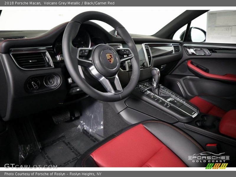 Volcano Grey Metallic / Black/Garnet Red 2018 Porsche Macan