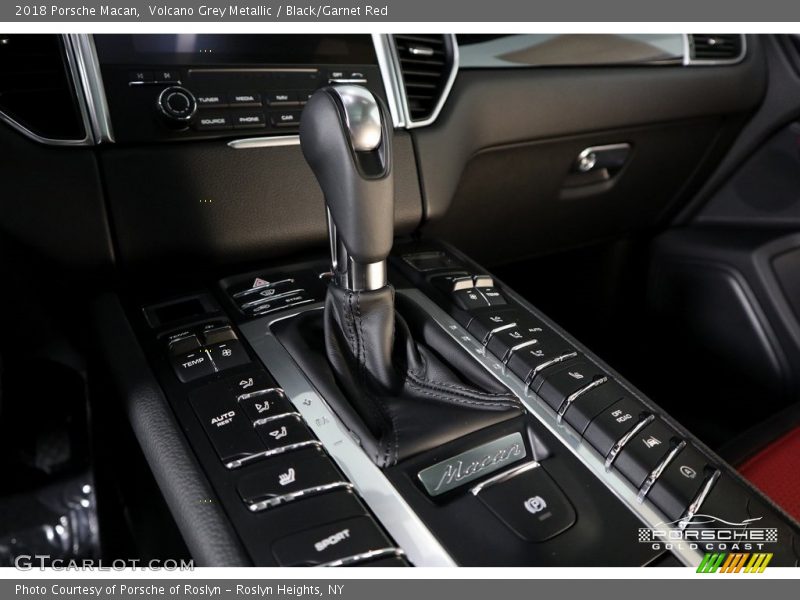 Volcano Grey Metallic / Black/Garnet Red 2018 Porsche Macan