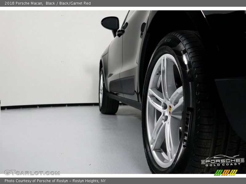Black / Black/Garnet Red 2018 Porsche Macan