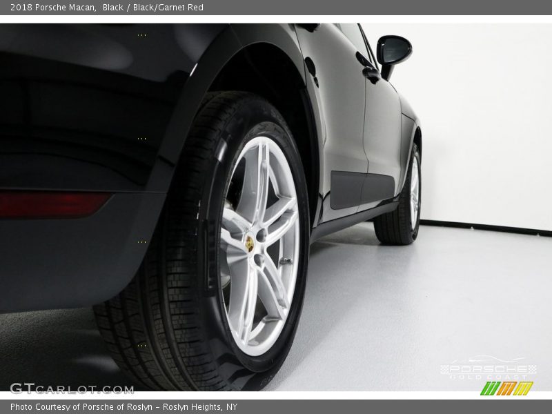 Black / Black/Garnet Red 2018 Porsche Macan