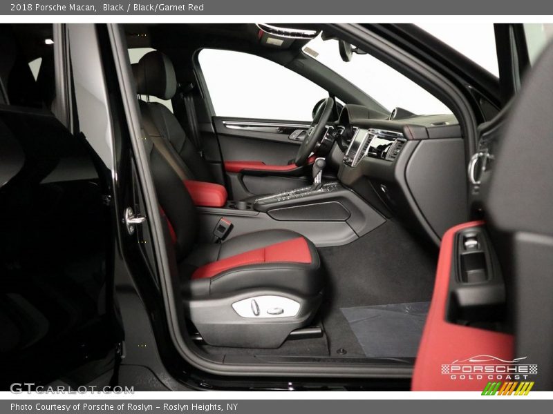Black / Black/Garnet Red 2018 Porsche Macan