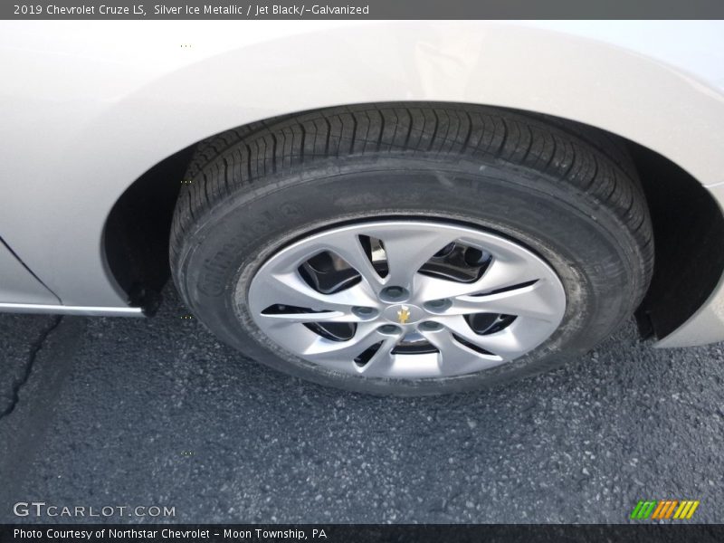 Silver Ice Metallic / Jet Black/­Galvanized 2019 Chevrolet Cruze LS