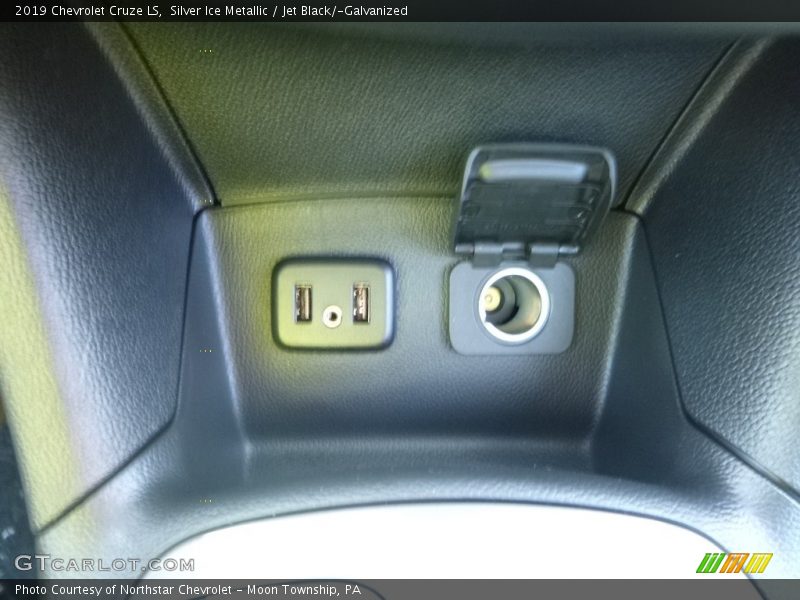 Silver Ice Metallic / Jet Black/­Galvanized 2019 Chevrolet Cruze LS