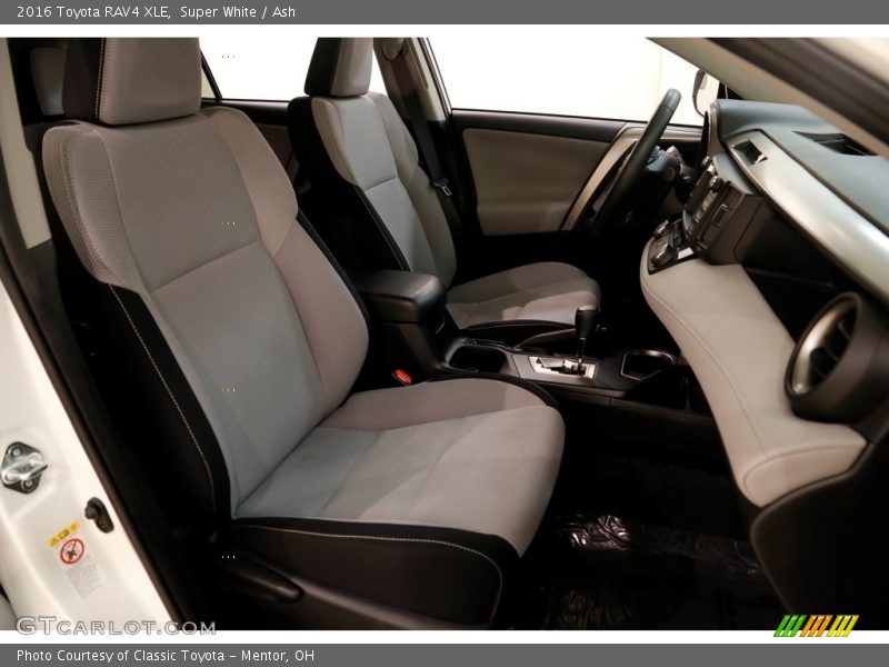 Super White / Ash 2016 Toyota RAV4 XLE