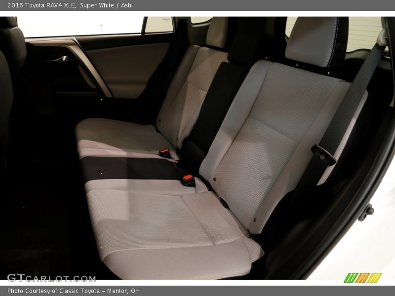 Super White / Ash 2016 Toyota RAV4 XLE