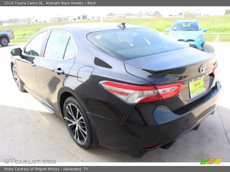 Midnight Black Metallic / Black 2019 Toyota Camry SE