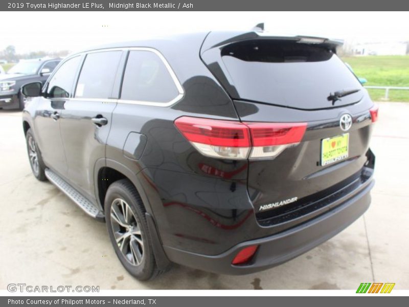 Midnight Black Metallic / Ash 2019 Toyota Highlander LE Plus