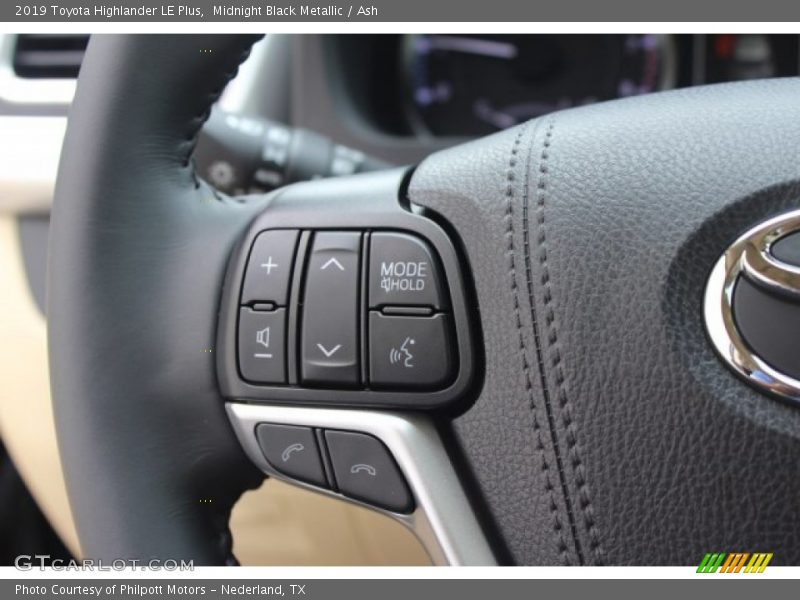 Midnight Black Metallic / Ash 2019 Toyota Highlander LE Plus