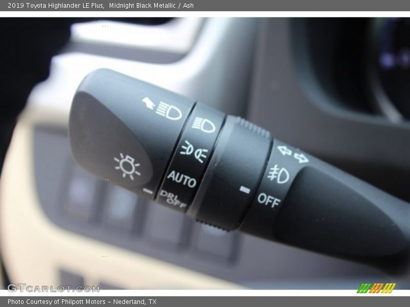 Midnight Black Metallic / Ash 2019 Toyota Highlander LE Plus