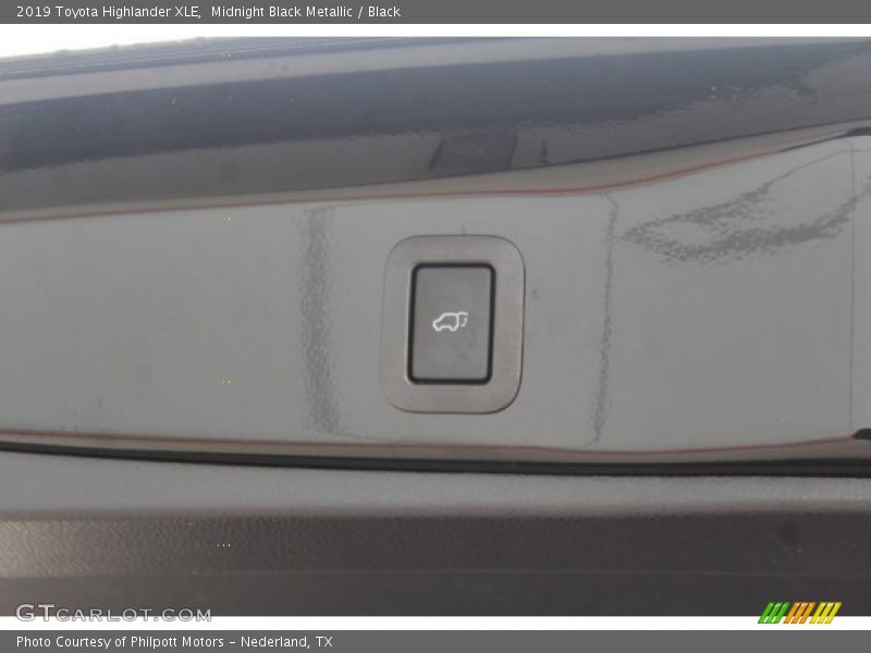 Midnight Black Metallic / Black 2019 Toyota Highlander XLE