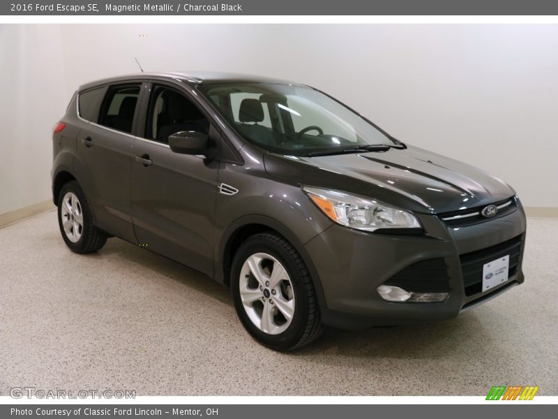 Magnetic Metallic / Charcoal Black 2016 Ford Escape SE