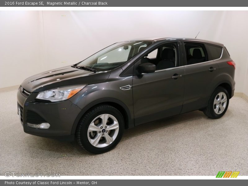 Magnetic Metallic / Charcoal Black 2016 Ford Escape SE