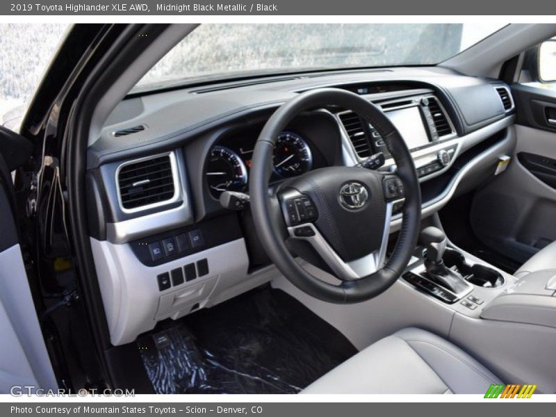 Midnight Black Metallic / Black 2019 Toyota Highlander XLE AWD