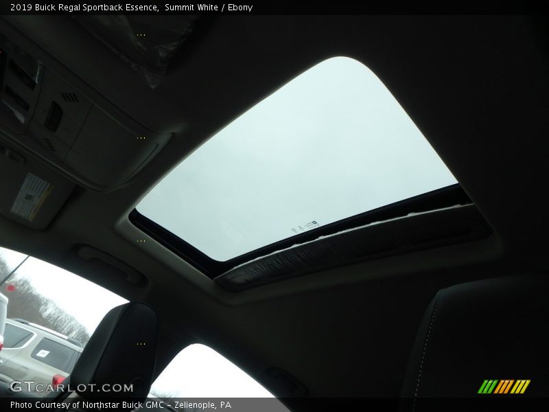 Summit White / Ebony 2019 Buick Regal Sportback Essence