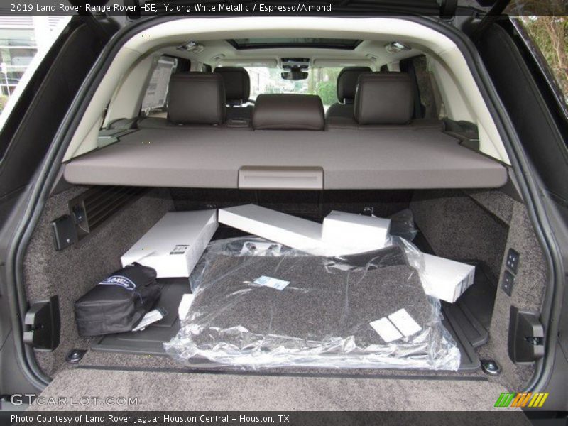 Yulong White Metallic / Espresso/Almond 2019 Land Rover Range Rover HSE