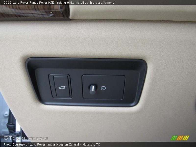 Yulong White Metallic / Espresso/Almond 2019 Land Rover Range Rover HSE