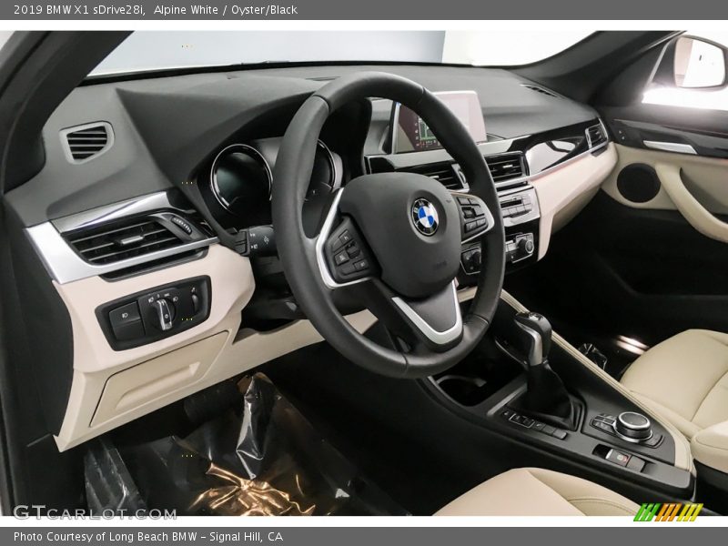 Alpine White / Oyster/Black 2019 BMW X1 sDrive28i