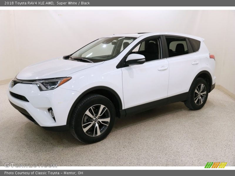 Super White / Black 2018 Toyota RAV4 XLE AWD