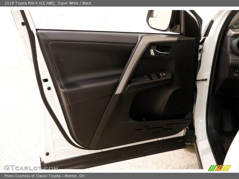 Super White / Black 2018 Toyota RAV4 XLE AWD
