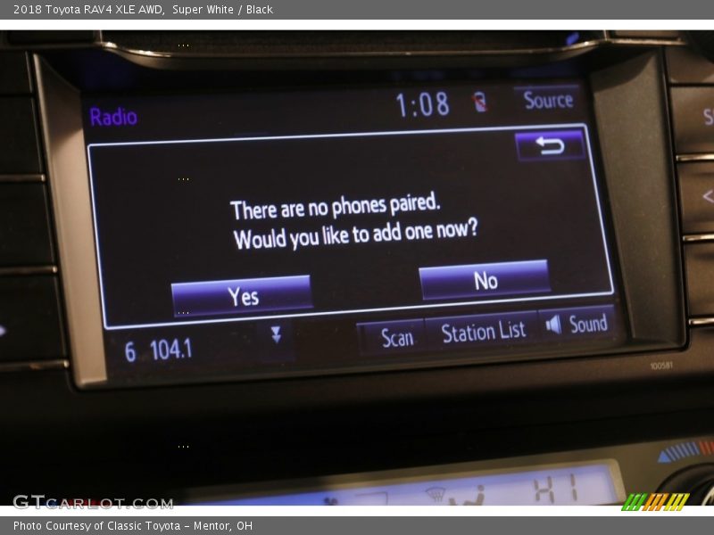 Super White / Black 2018 Toyota RAV4 XLE AWD