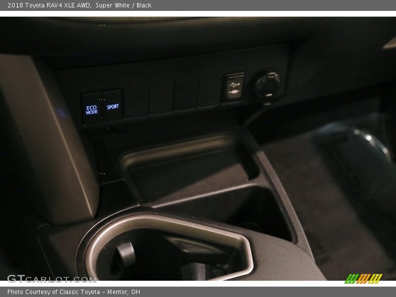Super White / Black 2018 Toyota RAV4 XLE AWD