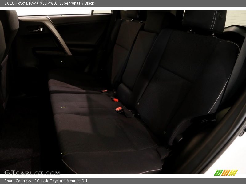 Super White / Black 2018 Toyota RAV4 XLE AWD