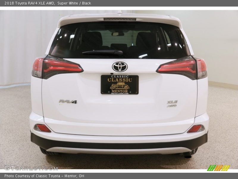 Super White / Black 2018 Toyota RAV4 XLE AWD