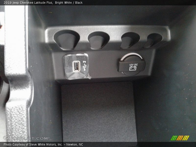 Bright White / Black 2019 Jeep Cherokee Latitude Plus