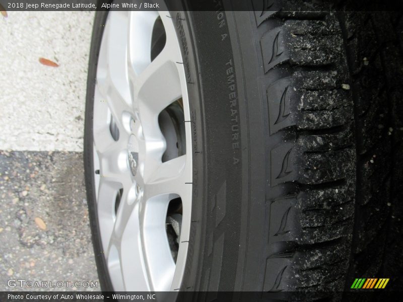 Alpine White / Black 2018 Jeep Renegade Latitude