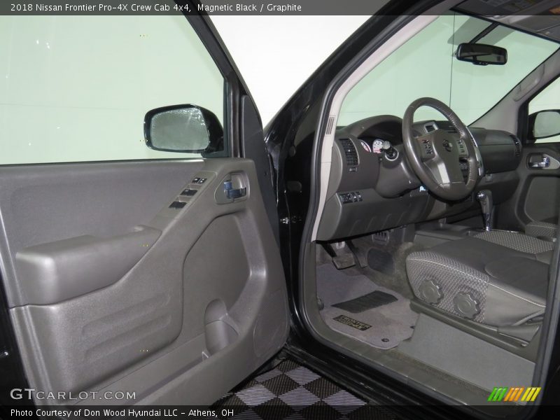 Magnetic Black / Graphite 2018 Nissan Frontier Pro-4X Crew Cab 4x4
