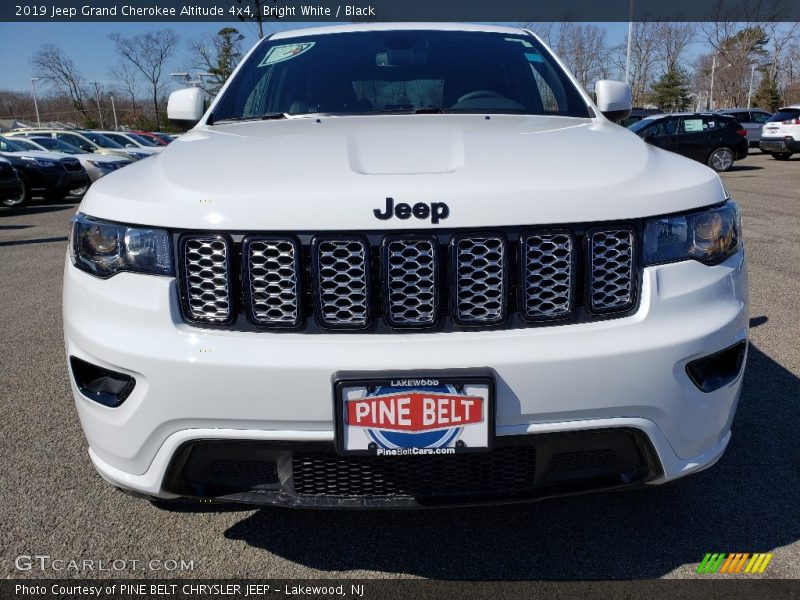 Bright White / Black 2019 Jeep Grand Cherokee Altitude 4x4