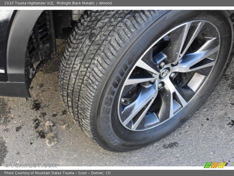 Midnight Black Metallic / Almond 2016 Toyota Highlander XLE