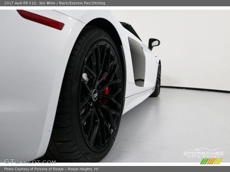 Ibis White / Black/Express Red Stitching 2017 Audi R8 V10