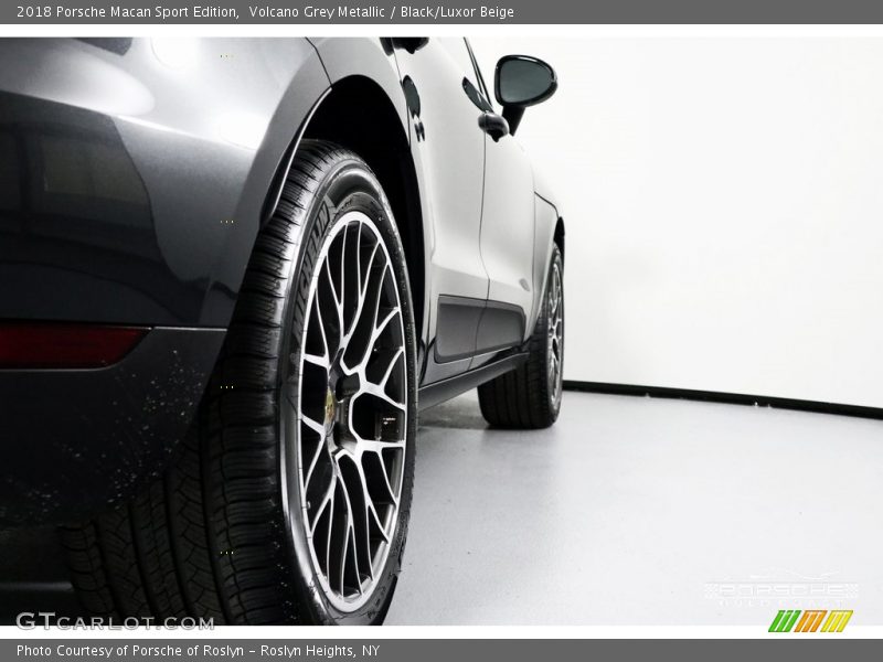 Volcano Grey Metallic / Black/Luxor Beige 2018 Porsche Macan Sport Edition