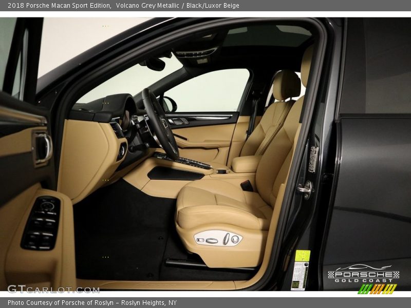 Volcano Grey Metallic / Black/Luxor Beige 2018 Porsche Macan Sport Edition