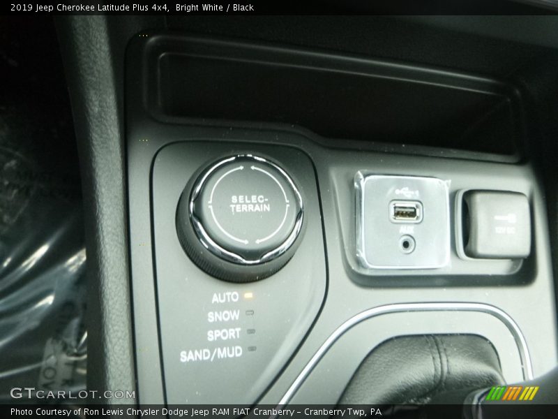 Bright White / Black 2019 Jeep Cherokee Latitude Plus 4x4