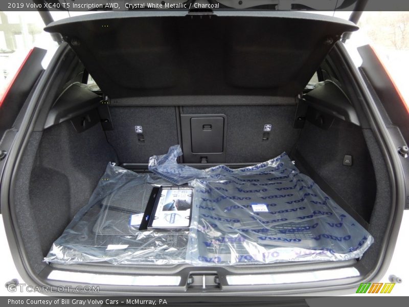 Crystal White Metallic / Charcoal 2019 Volvo XC40 T5 Inscription AWD
