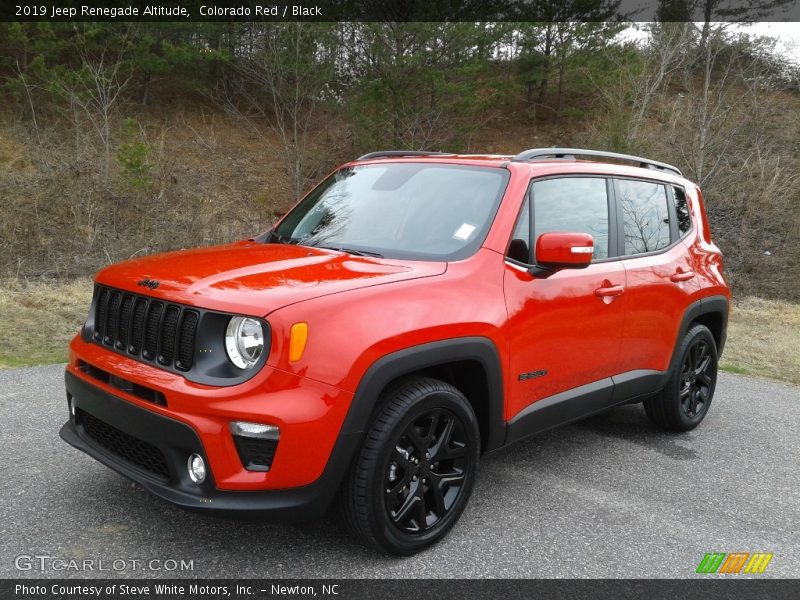 Front 3/4 View of 2019 Renegade Altitude