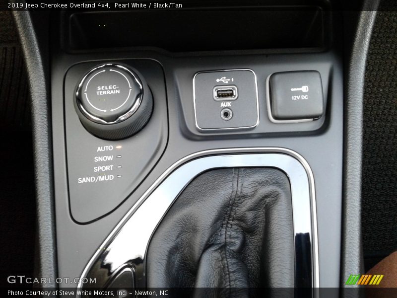 Pearl White / Black/Tan 2019 Jeep Cherokee Overland 4x4