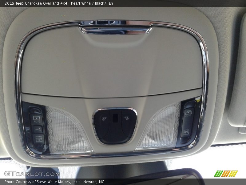 Pearl White / Black/Tan 2019 Jeep Cherokee Overland 4x4