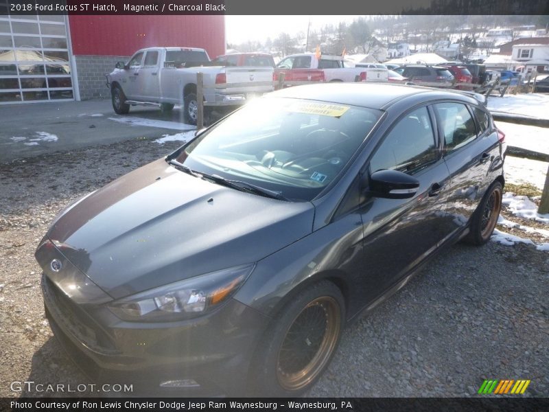 Magnetic / Charcoal Black 2018 Ford Focus ST Hatch