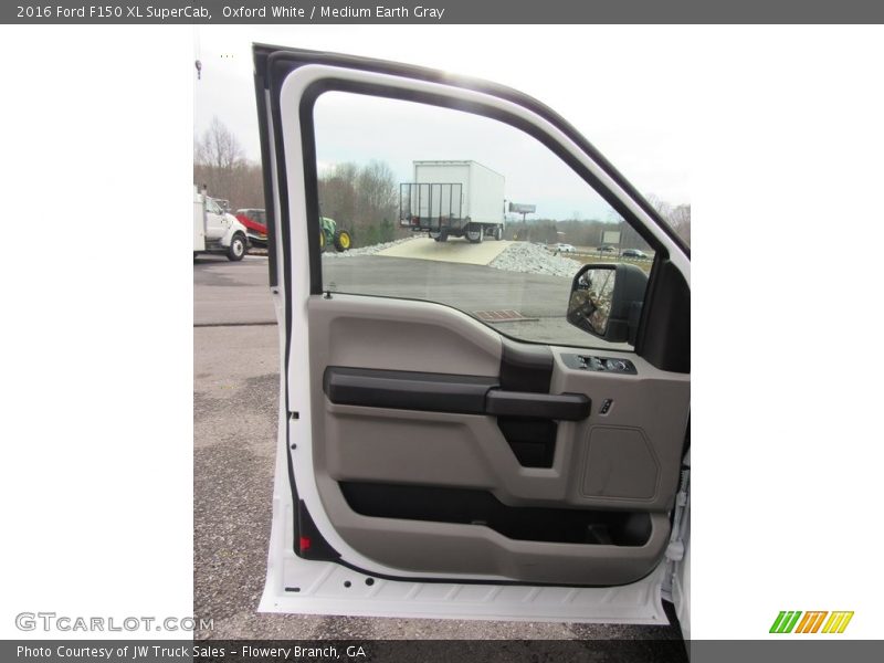 Oxford White / Medium Earth Gray 2016 Ford F150 XL SuperCab