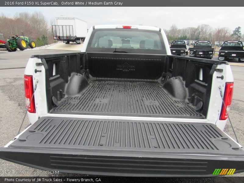 Oxford White / Medium Earth Gray 2016 Ford F150 XL SuperCab