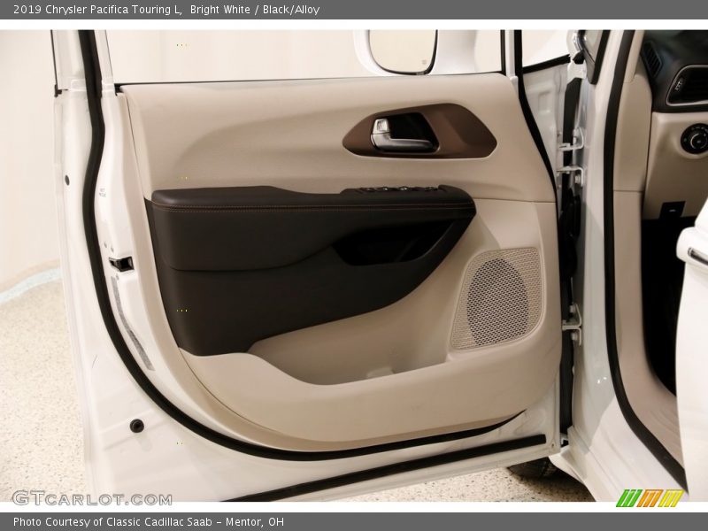 Bright White / Black/Alloy 2019 Chrysler Pacifica Touring L