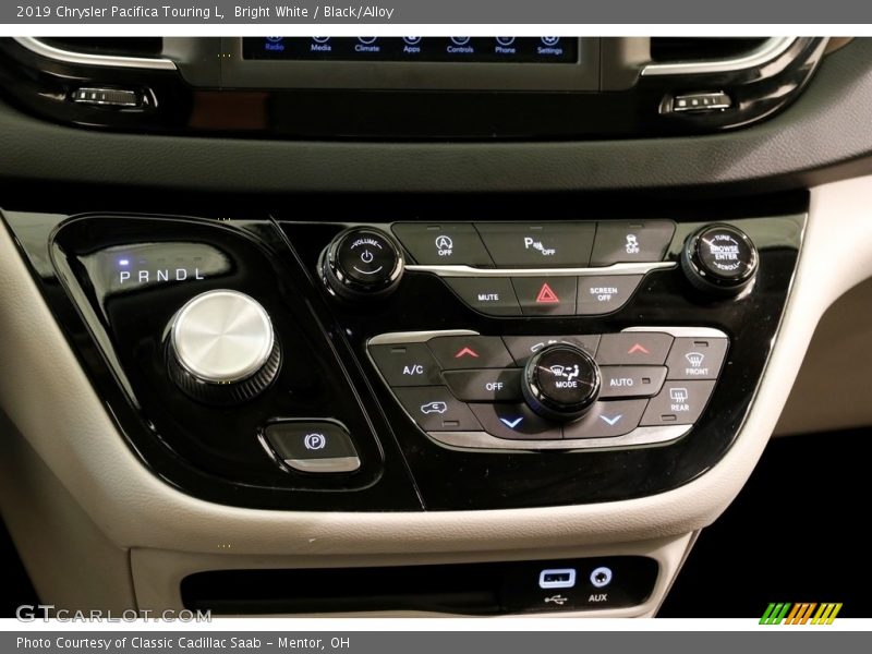 Bright White / Black/Alloy 2019 Chrysler Pacifica Touring L