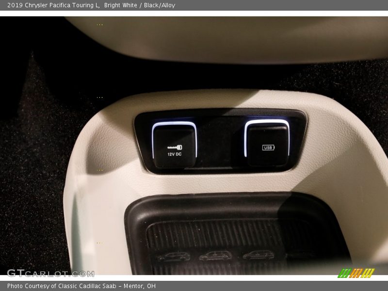 Bright White / Black/Alloy 2019 Chrysler Pacifica Touring L