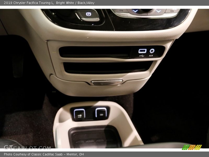 Bright White / Black/Alloy 2019 Chrysler Pacifica Touring L